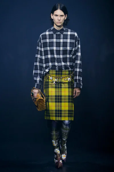 Look 18